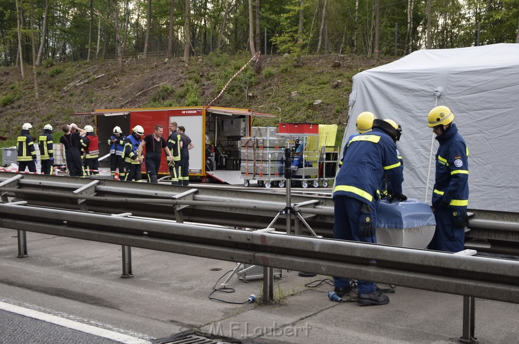 VU Gefahrgut LKW umgestuerzt A 4 Rich Koeln Hoehe AS Gummersbach P112.JPG - Miklos Laubert